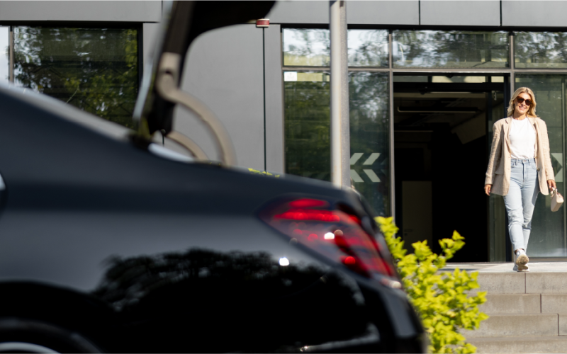 avis-luxury-sedan-premium-experience